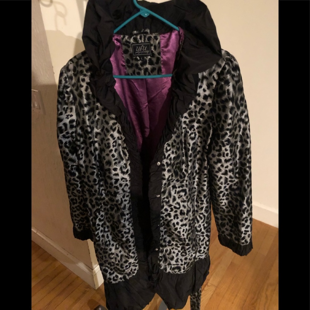 Beautiful flocked velvet leopard 3/4 belted coat